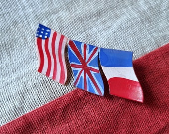 Ravissante Broche Libération Années 1940s en Celluloïd Peint à la Main, Drapeaux Alliés, USA - RU - France