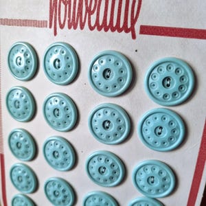Mercerie Ancienne - Ravissants Boutons Années 1940s en Polymère Turquoise à Céladon, sur Carte d'origine, Stock Français