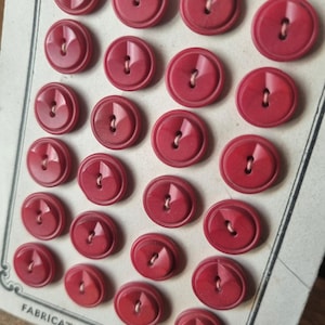Mercerie Ancienne - Ravissants Petits Boutons Années 1930s 1940s en Polymère Rouge Sombre, sur Carte d'origine, Stock Français