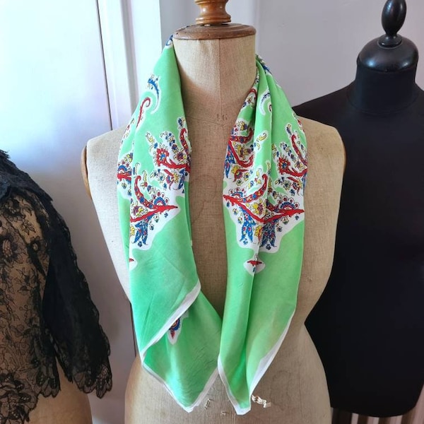 Superbe Foulard Années 1940s en Rayonne,  Stock Français,  Vert Vif et Motif Paisley