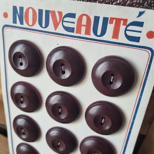 Mercerie Ancienne - Beaux Boutons Années 1940s en Bois Peint en Bordeaux, sur Carte d'origine, Stock Français