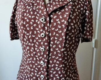 Magnifique Robe Chemisier Années 1940s en Rayonne Marron Imprimée de Feuilles Crème, Taille M-L