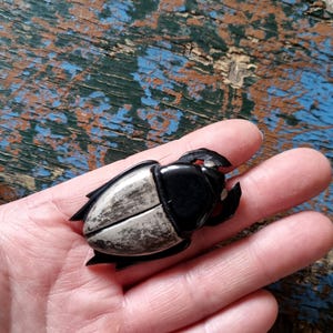 Belle Broche Vintage écusson En Bakélite Noire Avec Cristaux - Bijou Ancien