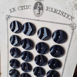 Mercerie Ancienne - Superbes Boutons Années 1930s 1940s en Polymère Bleu Nuit, Le Chic Parisien, sur Carte d'origine, Stock Français