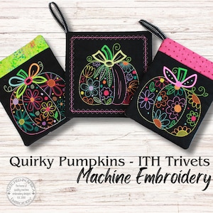 Puede incluir: Tres salvamanteles cuadrados de tela negra con diseños de calabazas bordadas y patrones florales coloridos. Cada salvamanteles tiene un lazo para colgar y un borde superior decorativo en verde, negro o rosa. Texto: Quirky Pumpkins - ITH Trivets Machine Embroidery.
