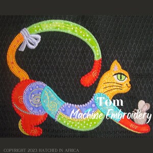 Può includere: Un gatto colorato a patchwork con una coda verde e un topo in bocca. Il gatto è su uno sfondo nero con il testo "Tom Machine Embroidery" in bianco.