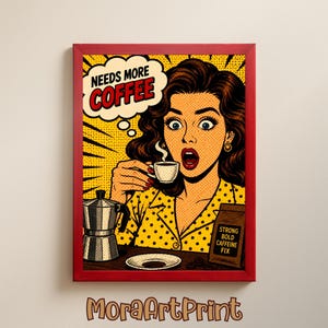Könnte beinhalten: Pop-Art-Druck einer Frau mit aufgerissenen Augen, die eine Kaffeetasse hält, mit einer Sprechblase mit der Aufschrift "Needs More Coffee". Eine Kaffeemaschine und ein Beutel Kaffee sind ebenfalls zu sehen. Der Druck ist in einem roten Rahmen gerahmt.