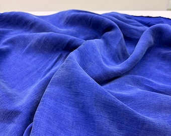 Tejido de cupro sedoso: Material de lujo para vestidos en azul marino (con mucha caída).
