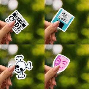 以下が含まれることがあります： ぼやけた緑色の背景に4つのステッカーが表示されています。1つは「I HAVE NO CLUE WHY MY CODE IS KING」と書かれています。もう1つは「HACK THE PLANET」と書かれたフロッピーディスクです。ドクロとクロスボーン、ピンクのマスクがセットになっています。