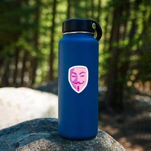 以下が含まれることがあります： 黒いハンドルと「But First, Coffee」のテキストが黒い太字で書かれた白いセラミックマグ。マグは白い表面に置かれています。