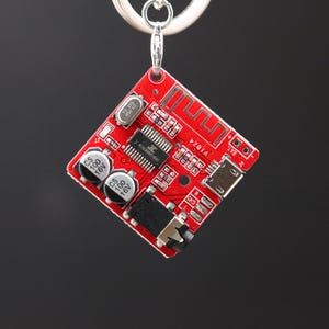 Puede incluir: Un letrero de madera rústica con el texto "Welcome to our home" en letras blancas. El letrero presenta un acabado envejecido y un diseño sencillo y acogedor, perfecto para la decoración de la puerta principal.