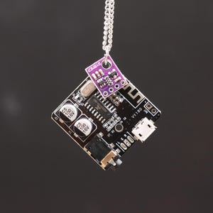 Halskette mit schwarzer Recyclingplatine, Platinen Anhänger, Steampunk Style Schmuck