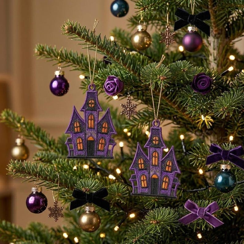 Puede incluir: Dos adornos bordados de casa encantada en color morado y negro colgados en un &aacute;rbol de Navidad. Los adornos presentan costuras detalladas, ventanas naranjas y tejados negros, rodeados de bolas y lazos morados, dorados y verde azulado oscuro.