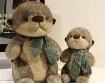 Adorable nutria de peluche con bufanda de punto / Animal de peluche suave / Compañero de abrazos para niños / Bonita decoración de guardería y regalo de cumpleaños para niños y niñas