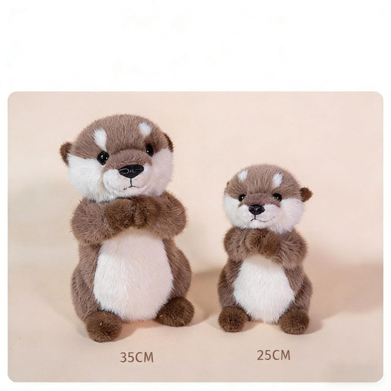 Puede incluir: Dos peluches de nutria. La nutria m&aacute;s grande mide 35 cm de alto y la m&aacute;s peque&ntilde;a 25 cm. Ambas tienen pelaje marr&oacute;n con vientres y caras blancas, y est&aacute;n posadas con las patas juntas.