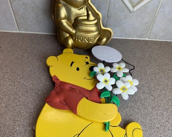 Vintage Winnie de Poeh-bundel | Wilton cakevorm 1976 & houten muurbord Happy Spring | Disney-verzamelkavel