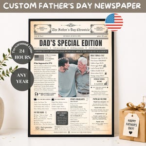 Op de afbeelding: Een ingelijste gepersonaliseerde Vaderdag-krantenprint getiteld The Father's Day Chronicle, met een beige achtergrond in vintage-stijl, zwarte tekst en een centrale foto van twee personen. De lay-out bevat historische feiten uit 1976.