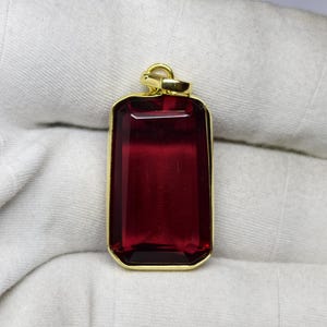 Colgante solitario rectangular de rubí, engaste de latón, piedra de nacimiento de julio.