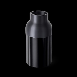 Può includere: Un vaso moderno grigio scuro con una base cilindrica con linee verticali e una parte superiore arrotondata. Il vaso ha una finitura metallica liscia e un design minimalista.