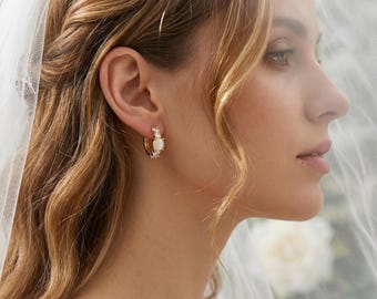 Pendientes de aro pequeños y delicados con piedra lunar, pendientes de aro pequeños con piedra lunar chapados en oro de 14 quilates, pendientes de piedra natal, pendientes de aro, regalo para el Día de la Madre