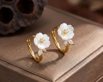 Pendientes de aro con flor de nácar, delicados pendientes de aro con perla floral, pendientes de aro dorados, pendientes de novia, regalos de compromiso, regalo para dama de honor.