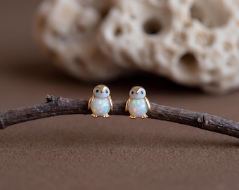 ペンギンオパールスタッドピアス、小さなペンギンオパールピアス、動物ピアス、ローズゴールドシルバースタッドピアス、ホワイトファイアオパール、自然、クリスマスギフト