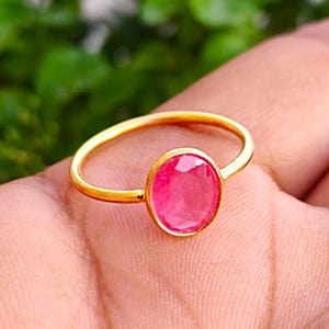 Naturlig oval fasetterad rubin ädelstensring 925 sterlingsilver förgyllda smycken