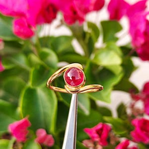 Anel elegante com rubi, gema redonda em cabochão, banhado a ouro e em prata de lei 925. Presente perfeito.