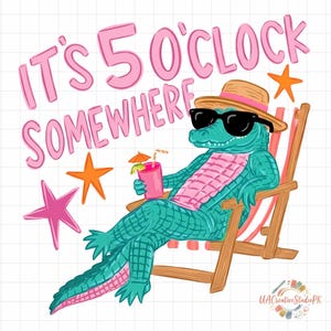 Könnte beinhalten: Cartoon-Illustration eines Alligators mit Sonnenbrille und Strohhut, der sich in einem Liegestuhl mit einem Getränk entspannt. Der Text "IT'S 5 O'CLOCK SOMEWHERE" steht über dem Alligator. Rosa und orangefarbene Seesterne sind ebenfalls im Bild.