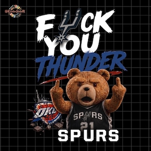 Könnte beinhalten: Digitalgrafik mit einem braunen Teddybär in einem Spurs-Trikot, der den Mittelfinger zeigt. Der Text lautet "FUCK YOU THUNDER" in Weiß und Blau, vor einem schwarzen Rasterhintergrund.