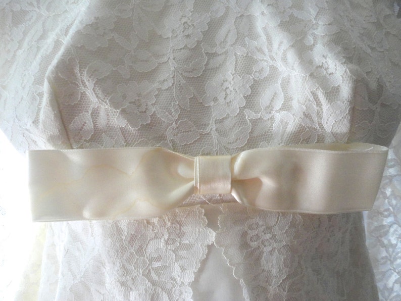 size 2 Lace Wedding Dress Vintage 60s Bridal Dress Long Lacy Retro Bride Dress White Lace Wedding Gown Wedding Gown with Train