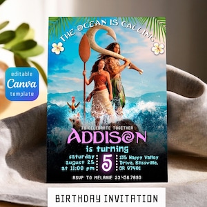 以下が含まれることがあります： トロピカルな海のシーン、2人のキャラクター、豚、雄鶏が描かれた誕生日招待状のテンプレート。テキストには「THE OCEAN IS CALLING」、「ADDISON is turning 5」とあり、日付、時間、場所、連絡先などのイベント詳細が含まれています。