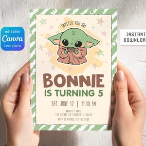 Może przedstawiać: Zaproszenie na przyjęcie urodzinowe z postacią z kresk&oacute;wki. Zaproszenie zawiera tekst "BONNIE IS TURNING 5" oraz szczeg&oacute;ły wydarzenia. Projekt ma zielono-białą obw&oacute;dkę w paski i słowa "INSTANT DOWNLOAD".