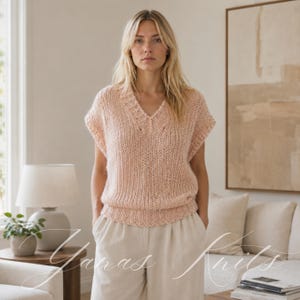 Può includere: Un gilet in maglia senza maniche con scollo a V in un tenue color pesca con un motivo a maglia grossa e testurizzato. Il capo presenta uno scollo a coste e un orlo a coste, che offrono una vestibilità strutturata su vita e spalle.