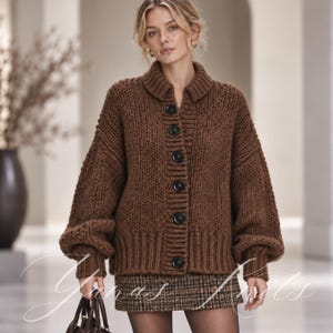 Modello PDF per cardigan a maglia grossa, giacca oversize con maniche a palloncino, chiusura frontale con bottoni in filato spesso
