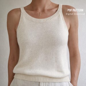 Op de afbeelding: Crèmekleurige gebreide tanktop met een geribbelde halslijn en zoom. De top heeft een eenvoudig, klassiek ontwerp met een ronde hals en brede bandjes. De tekst "PDF PATTERN Digital Download" is rechtsboven zichtbaar.