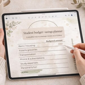 Può includere: Un pianificatore digitale di budget e risparmi per studenti su un tablet. Il pianificatore include categorie come affitto, cibo e trasporti, con un importo preventivato di 320. Il testo recita "Student budget & savings planner".
