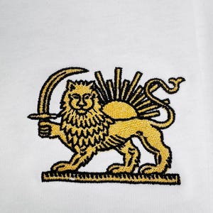 Camiseta bordada con león y sol persas / Logotipo en el pecho izquierdo