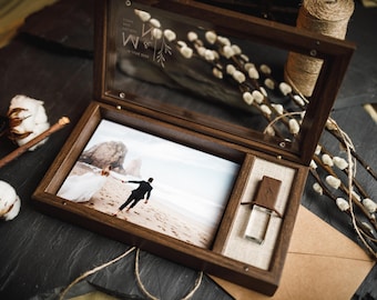 Scatola portafoto in legno con chiavetta USB "di cristallo", per conservare le stampe di matrimonio con incisione personalizzata.