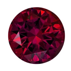 Peut inclure: Une pierre précieuse ronde à facettes d'une couleur rouge profond et vibrante. La pierre présente une taille brillant avec de nombreuses facettes triangulaires et en forme de cerf-volant qui reflètent la lumière, créant un motif complexe.