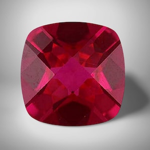 Op de afbeelding: Een handgemaakt houten bord met de tekst "Welcome" in een speels lettertype. Het bord is wit geschilderd met een verweerde afwerking en heeft een decoratief bloemmotief in roze en groene tinten. Het is ongeveer 30 cm breed.