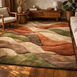 Könnte beinhalten: Ein rechteckiger Teppich mit hochflorigem, getuftetem Flor und einem abstrakten Wellenmuster. Das Design besteht aus fließenden, organischen Bändern in erdigen Tönen wie gebranntem Orange, Salbeigrün, Dunkelbraun und Creme, die einen Schichteffekt erzeugen.