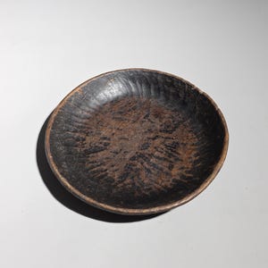 Ciotola antica in legno intagliata a mano | Ciotola rustica primitiva in legno | Decorazione Wabi Sabi organica | Sumba occidentale, Indonesia | Tribal Spirit Gallery I 1209