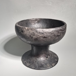 Könnte beinhalten: Rustikales Holzschild mit dem Text "Welcome to our home" in weißer Schrift. Das Schild hat eine Used-Optik und ein schlichtes, einladendes Design, ideal für die Eingangsbereichsdekoration.