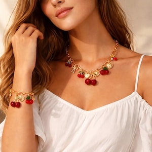 Conjunto de collar y pulsera con dije de cereza en tono dorado – Joyería de verano, estilo minimalista y elegante