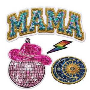 Pode incluir: Um conjunto de patches bordados. Inclui um design "MAMA" com lantejoulas, um chapéu de cowboy rosa sobre uma bola de discoteca, um raio arco-íris e um design celestial de sol e lua. Ideais para personalizar roupas e acessórios.