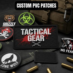 Pode incluir: Uma coleção de emblemas de PVC personalizados com vários designs, incluindo um emblema retangular com o texto TACTICAL GEAR, um urso grizzly, um símbolo de risco biológico, uma caveira pirata, um lobo solitário e uma morte com o texto NO FEAR.