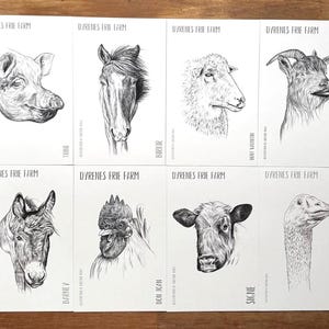 Pode incluir: Oito cartões com ilustrações detalhadas em preto e branco de animais de fazenda, incluindo um porco, um cavalo, uma ovelha, uma cabra, um burro, um galo, uma vaca e um ganso. Cada cartão tem o texto "DYRENES FRIE FARM".