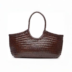 Può includere: Una borsa tote intrecciata marrone scuro caratterizzata da un distinto motivo a spina di pesce su tutto il corpo. La borsa presenta un design ampio con apertura superiore e un unico manico intrecciato integrato che si inarca verso l'alto.