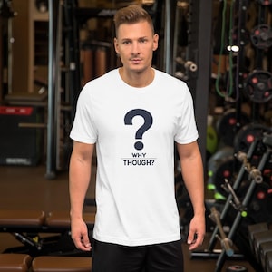 Puede incluir: Camiseta blanca con un signo de interrogación azul marino y el texto "WHY THOUGH?". La camiseta tiene mangas cortas y está hecha de un material suave.